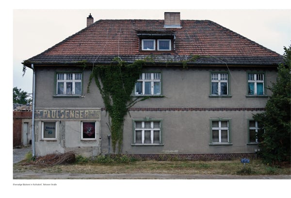 STEINE PLÄTZE ZEUGEN, intervention, Karl-Marx-Allee, Berlin, 2009, series of 10 fine art inkjet prints, 42 cm × 29,7 cm each 